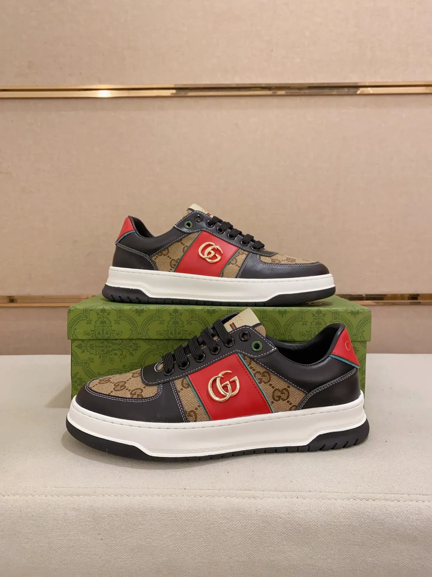 Men's clothing and shoes💰:400💰 (GUCCI) The latest model from the official website 🎁🎁Casual and fashionable men's shoes👟, hot style 💥The version is simple and elegant, exclusive for trendy men. Unique official website latest brand elements 👑Gucci original decoration, fashionable and generous, the fabric is original cowhide ✅sheepskin lining, the official website specifies wear-resistant casual outsole, the classic model is taken in kind at the counter🎬38-44 (45 is not returned or exchanged)